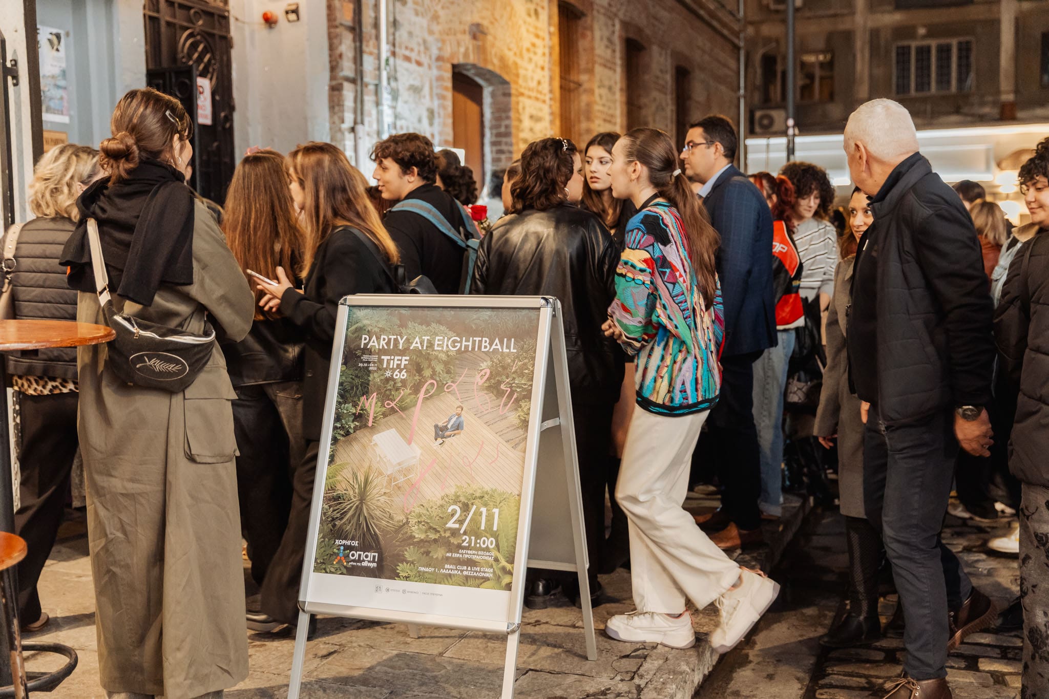 Ουρές κόσμου περιμένουν για το live με τον Κωστή Μαραβέγια powered by ΟΠΑΠ