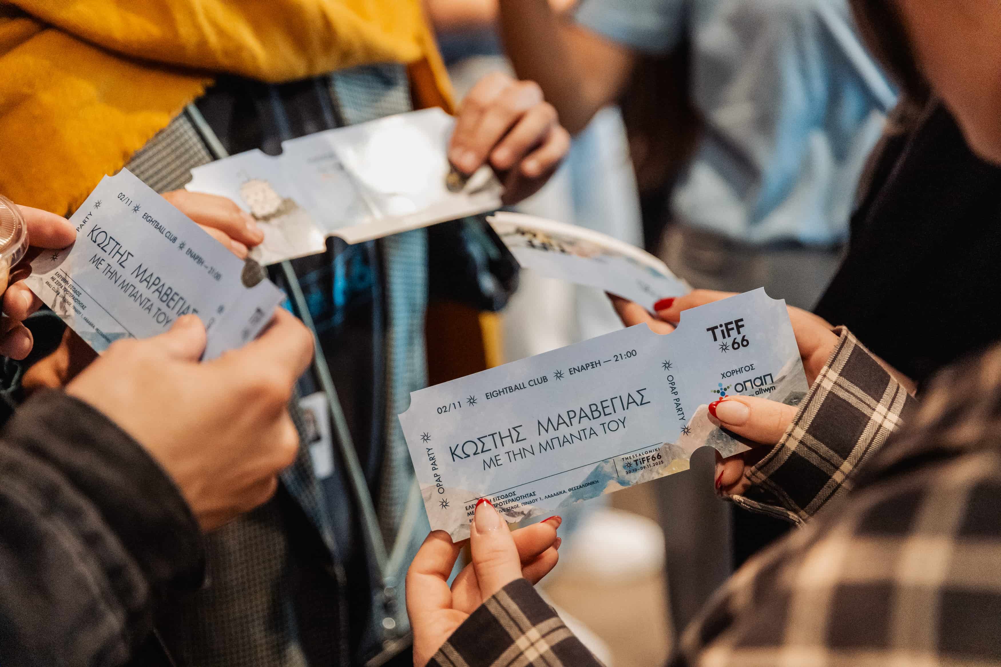 Ουρές κόσμου περιμένουν για το live με τον Κωστή Μαραβέγια powered by ΟΠΑΠ