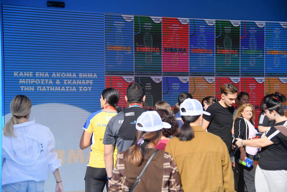 Δρομείς παίρνουν ως αναμνηστικό το αποτύπωμα του παπουτσιού τους