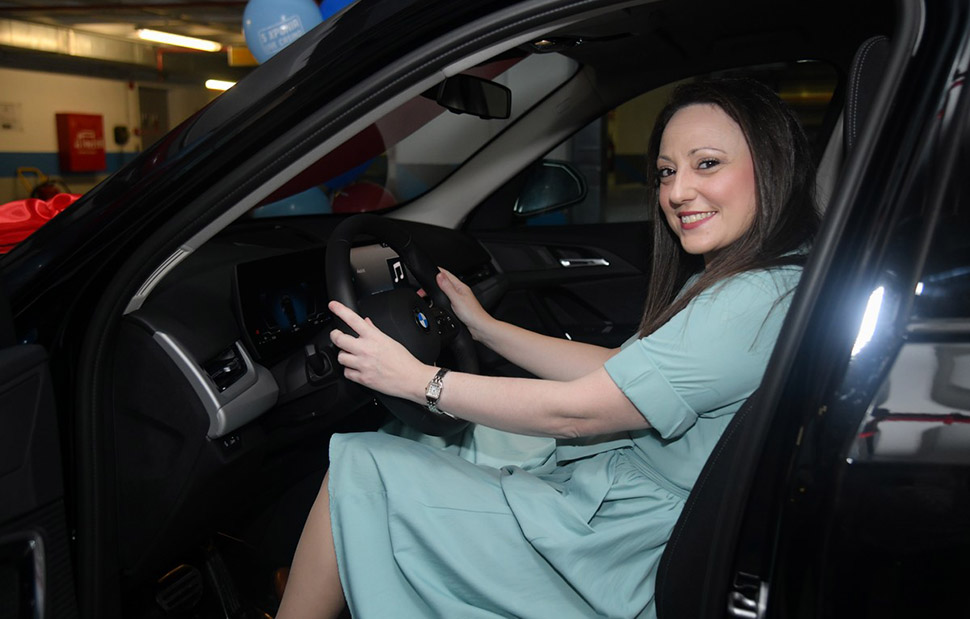 1,2: Η νικήτρια Α. Δημητρίου με το αυτοκίνητο που κέρδισε στον διαγωνισμό για τα 5 χρόνια του live casino του Pamestoixima.gr  3. Ο Online Non Exclusive Products Director του ΟΠΑΠ, Γιώργος Ανέστης (αριστερά) και ο Chief Online Officer του ΟΠΑΠ, Γιάννης Πανόπουλος (δεξιά) με τη νικήτρια  4. Η ομάδα του ΟΠΑΠ με τη νικήτρια του διαγωνισμού για τα 5 χρόνια του live casino του Pamestoixima.gr