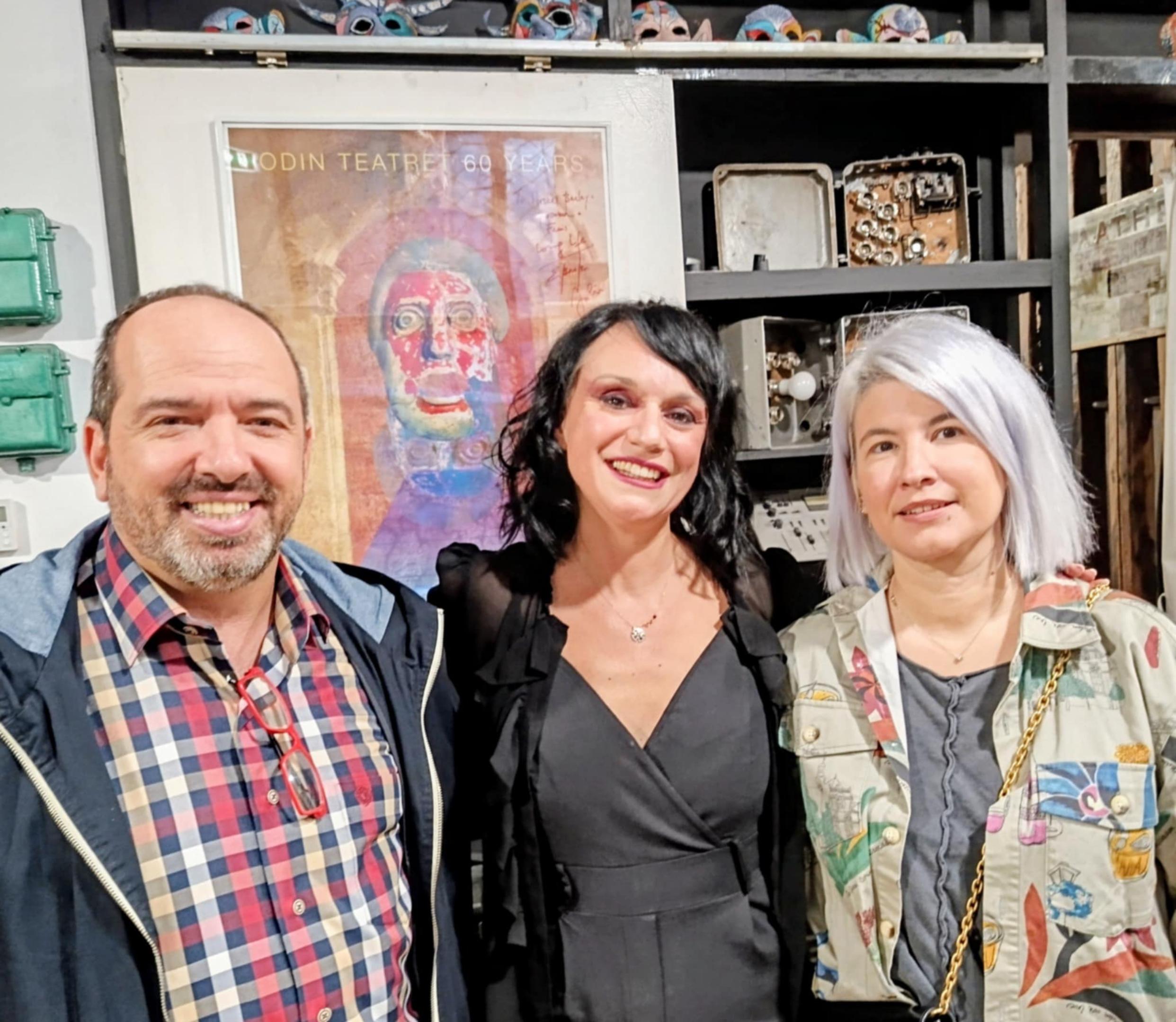 Από αριστερά προς τα δεξιά, ο κ. Γιώργος Δεμέστιχας, υπεύθυνος της NN HELLAS ΠΡΑΚΤΟΡΕΙΑΚΗΣ με την Μαρία Κατσιώνη και την πρόεδρο κ. Ειρήνη Γουγουγιάννη της διεθνούς πλατφόρμας εικαστικής και πολιτιστικής δημιουργίας ART HUB ATHENS