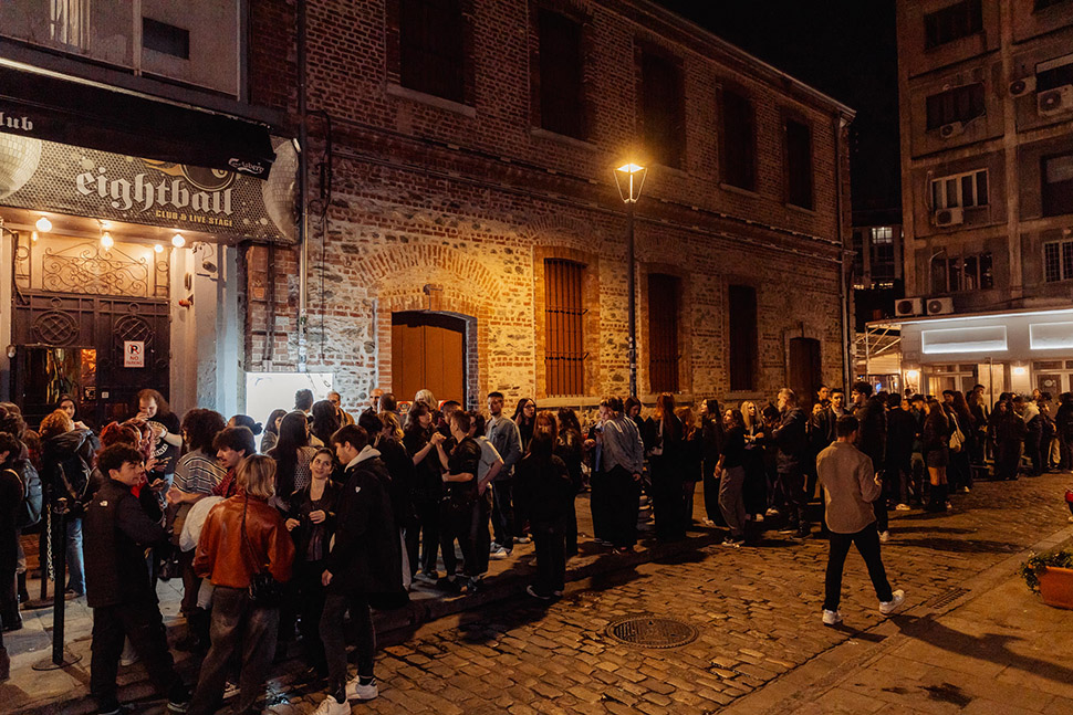 Ουρές κόσμου περιμένουν για το live του Κωστή Μαραβέγια powered by ΟΠΑΠ