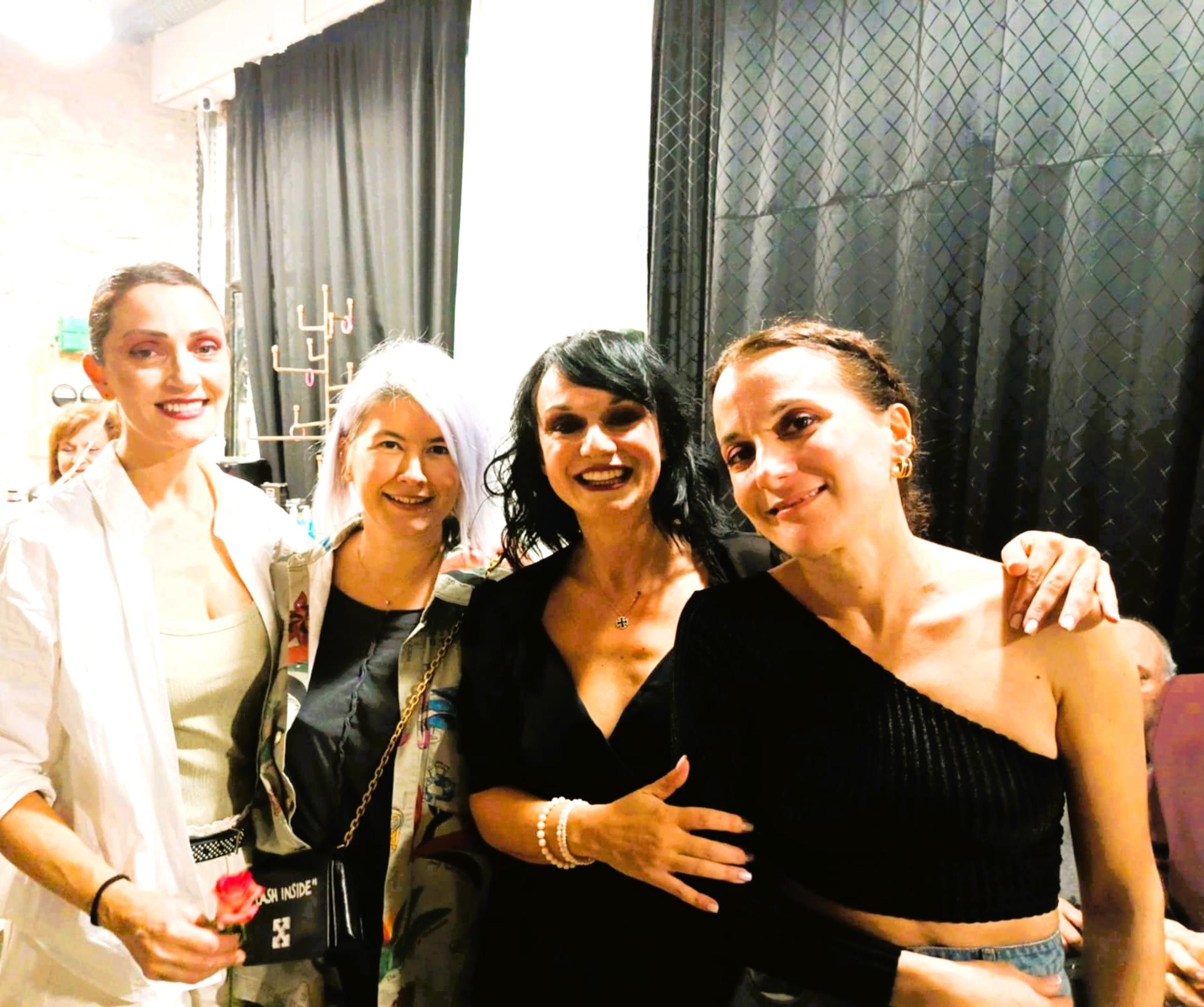 Οι πρωταγωνίστριες της παράστασης Γεωργία Καραμέρου, Μαρία Κατσιώνη, Μαρίνα Κονταρίνη με την την πρόεδρο κ. Ειρήνη Γουγουγιάννη της διεθνούς πλατφόρμας εικαστικής και πολιτιστικής δημιουργίας ART HUB ATHENS