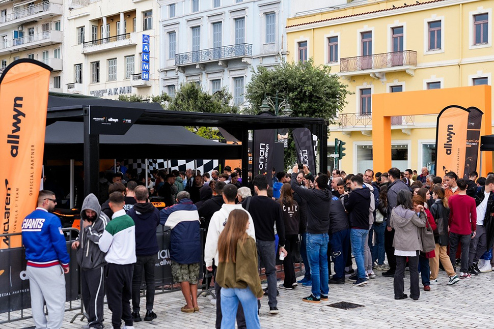 Πλήθος κόσμου έσπευσε να δει από κοντά το showcar της McLaren F1 Team στην Πάτρα