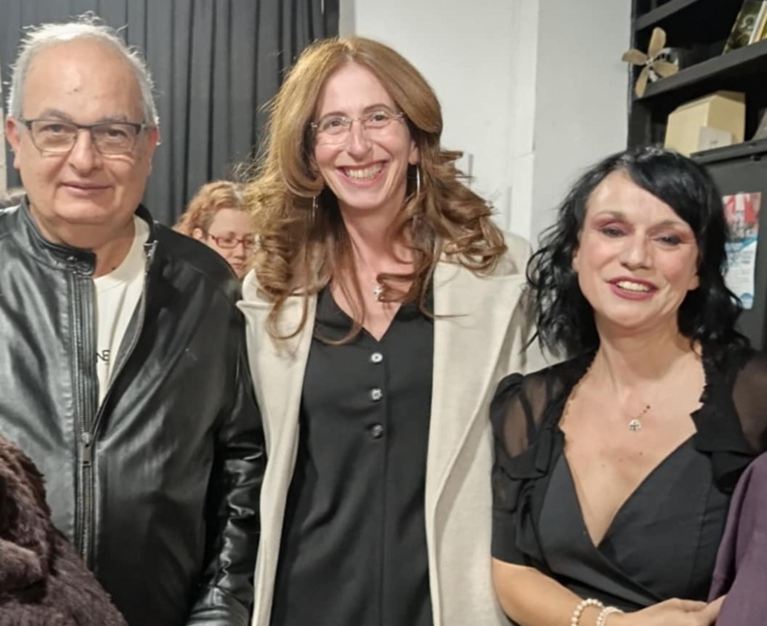 Οι πρωταγωνίστριες της παράστασης Γεωργία Καραμέρου, Μαρία Κατσιώνη, Μαρίνα Κονταρίνη με την την πρόεδρο κ. Ειρήνη Γουγουγιάννη της διεθνούς πλατφόρμας εικαστικής και πολιτιστικής δημιουργίας ART HUB ATHENS