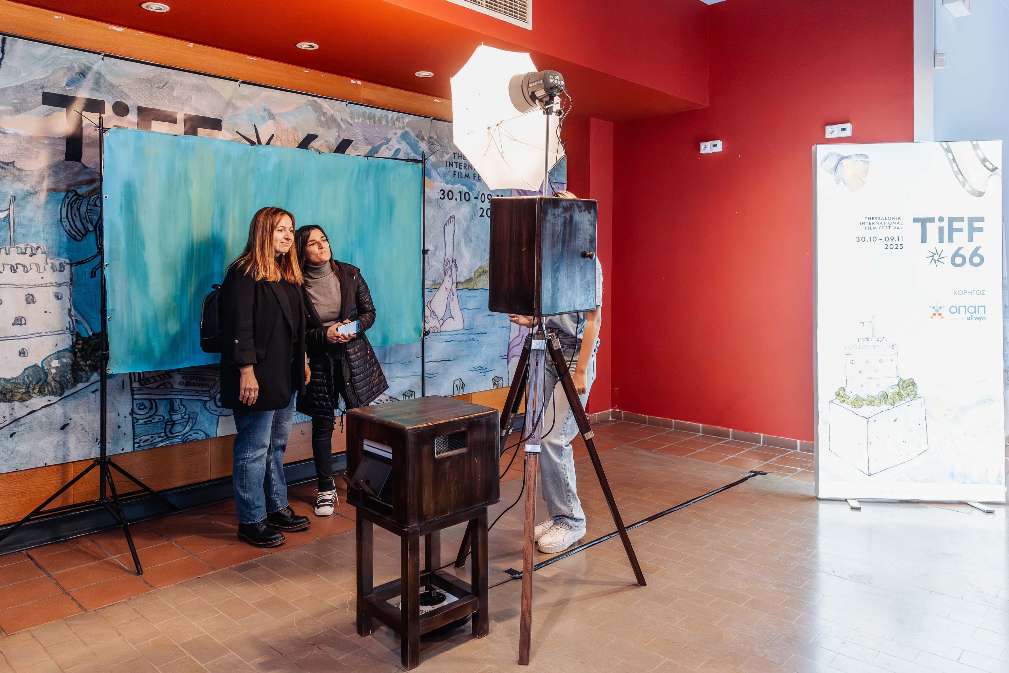 Κόσμος φωτογραφίζεται στο photobooth του ΟΠΑΠ