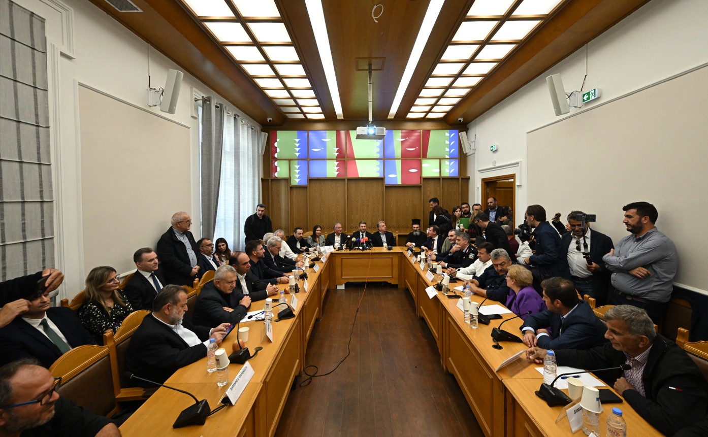 Σύσκεψη με τοπικούς φορείς της Κρήτης είχε ο πρόεδρος του ΠΑΣΟΚ, Νίκος Αδρουλάκης.  «Χαίρομαι πολύ για την ανταπόκριση στο κάλεσμα μας της Εκκλησίας, του Περιφερειάρχη, δεκάδων δημάρχων, των επικεφαλής της πρωτοβάθμιας και δευτεροβάθμιας εκπαίδευσης, των αστυνομικών αρχών, των δικηγορικών συλλόγων και μελών της κοινωνίας των πολιτών. Βρίσκομαι σήμερα εδώ στην ιδιαίτερη πατρίδα μου μαζί σας με υψηλό αίσθημα ευθύνης», τόνισε ο αρχηγός της Αξιωματικής Αντιπολίτευσης.  «Στο όνομα μιας κοινωνίας που παλεύει να κ