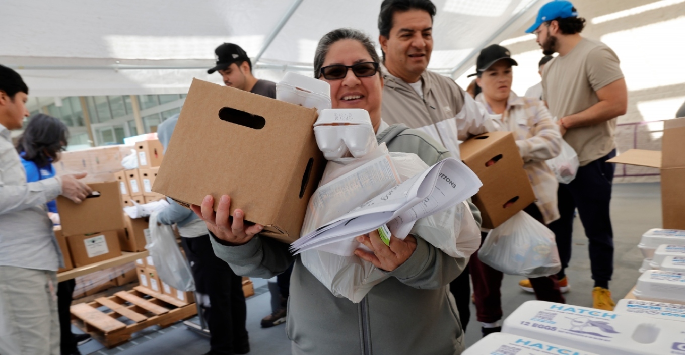 ΗΠΑ: Ουρές χιλιομέτρων στην Καλιφόρνια για δωρεάν τρόφιμα