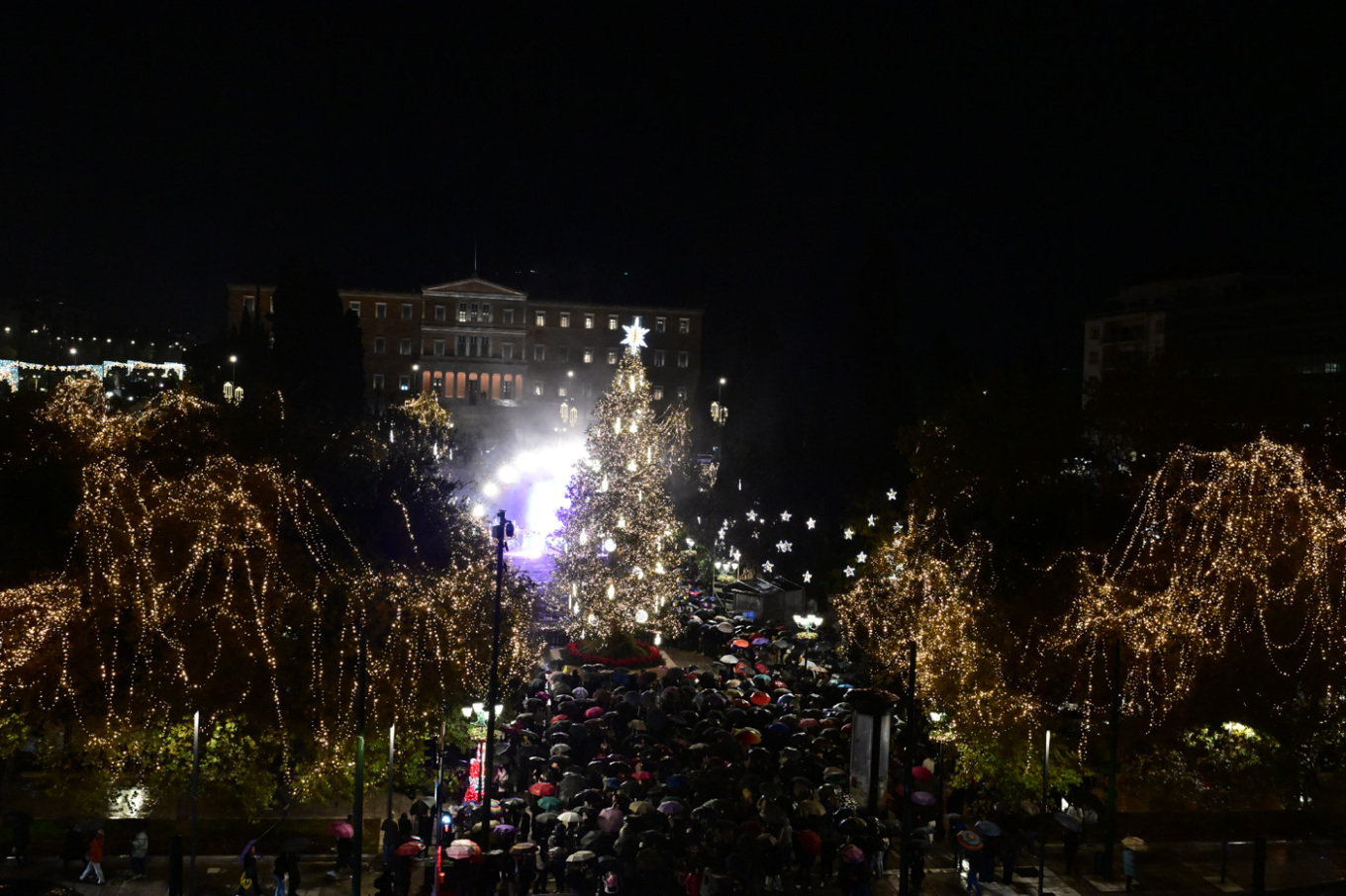 Φωταγωγήθηκε το χριστουγεννιατικο δέντρο στο Σύνταγμα