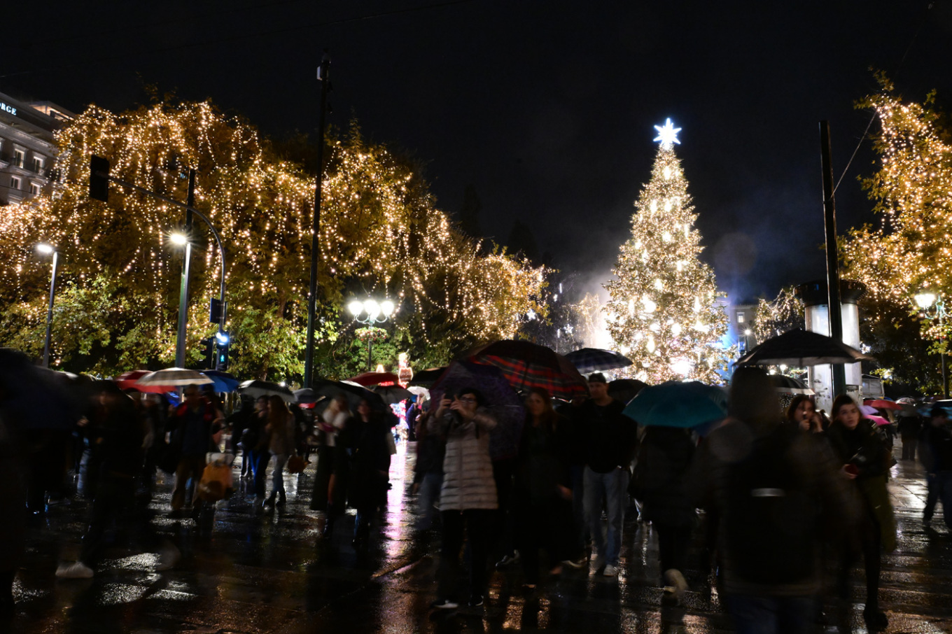 Φωταγωγήθηκε το χριστουγεννιατικο δέντρο στο Σύνταγμα