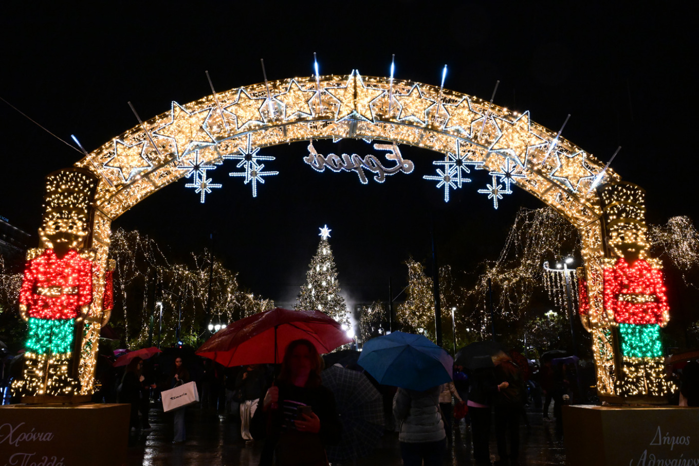 Φωταγωγήθηκε το χριστουγεννιατικο δέντρο στο Σύνταγμα
