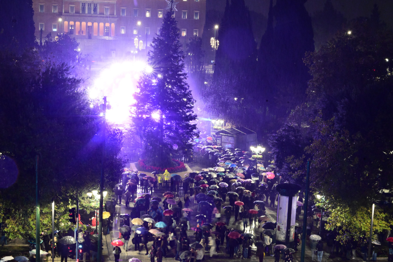 Φωταγωγήθηκε το χριστουγεννιατικο δέντρο στο Σύνταγμα