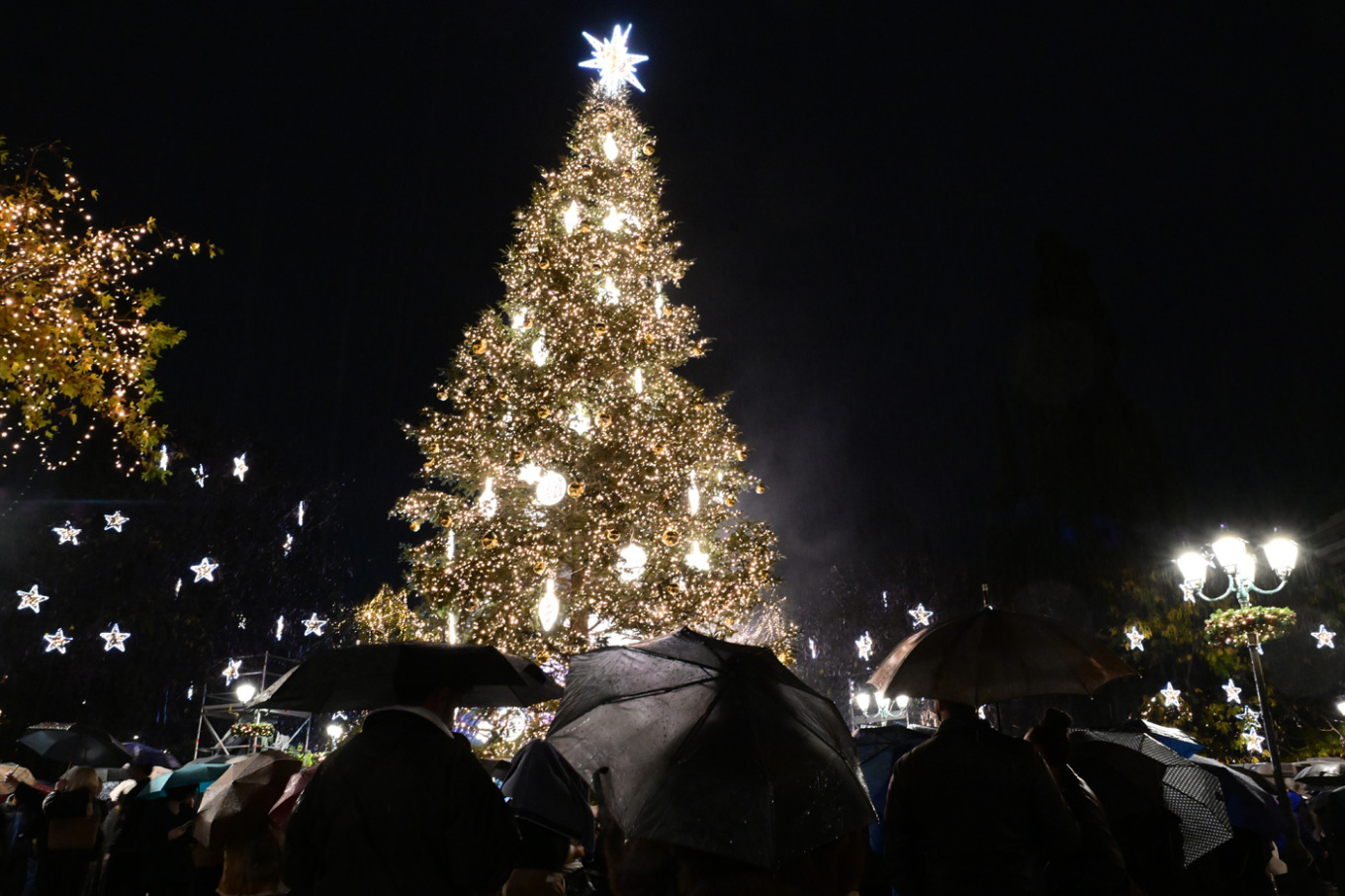 Φωταγωγήθηκε το χριστουγεννιατικο δέντρο στο Σύνταγμα