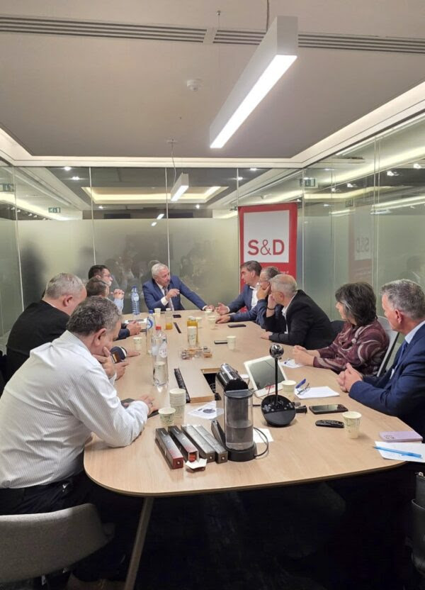 Το Ελληνικό Δίκτυο Ανθεκτικών Πόλεων (Ελ.Δ.Α.Π.) βρέθηκε στο Ευρωπαϊκό Κοινοβούλιο στις Βρυξέλλες στις 12 και 13 Νοεμβρίου, στο πλαίσιο επαφών με στελέχη της Ευρωπαϊκής Επιτροπής και Ευρωπαίους αξιωματούχους. Αντικείμενο της αποστολής αποτέλεσε η παρουσίαση του έργου του Δικτύου και η αναζήτηση χρηματοδοτικών εργαλείων για την ενίσχυση της Πολιτικής Προστασίας, τη θωράκιση και την ανθεκτικότητα των πόλεών μας. Η πρωτοβουλία ανήκε στον Γιάννη Μανιάτη, Ευρωβουλευτή ΠΑΣΟΚ - Κίνημα Αλλαγής και Αντιπρόεδρο του Κ