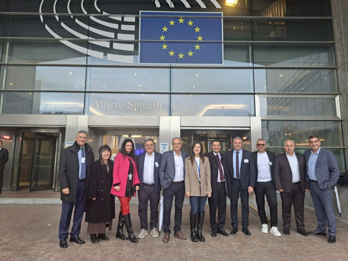 Το Ελληνικό Δίκτυο Ανθεκτικών Πόλεων (Ελ.Δ.Α.Π.) βρέθηκε στο Ευρωπαϊκό Κοινοβούλιο στις Βρυξέλλες στις 12 και 13 Νοεμβρίου, στο πλαίσιο επαφών με στελέχη της Ευρωπαϊκής Επιτροπής και Ευρωπαίους αξιωματούχους. Αντικείμενο της αποστολής αποτέλεσε η παρουσίαση του έργου του Δικτύου και η αναζήτηση χρηματοδοτικών εργαλείων για την ενίσχυση της Πολιτικής Προστασίας, τη θωράκιση και την ανθεκτικότητα των πόλεών μας. Η πρωτοβουλία ανήκε στον Γιάννη Μανιάτη, Ευρωβουλευτή ΠΑΣΟΚ - Κίνημα Αλλαγής και Αντιπρόεδρο του Κ