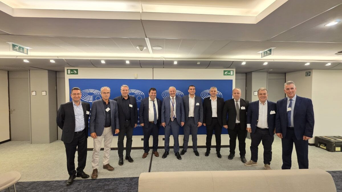 Το Ελληνικό Δίκτυο Ανθεκτικών Πόλεων (Ελ.Δ.Α.Π.) βρέθηκε στο Ευρωπαϊκό Κοινοβούλιο στις Βρυξέλλες στις 12 και 13 Νοεμβρίου, στο πλαίσιο επαφών με στελέχη της Ευρωπαϊκής Επιτροπής και Ευρωπαίους αξιωματούχους. Αντικείμενο της αποστολής αποτέλεσε η παρουσίαση του έργου του Δικτύου και η αναζήτηση χρηματοδοτικών εργαλείων για την ενίσχυση της Πολιτικής Προστασίας, τη θωράκιση και την ανθεκτικότητα των πόλεών μας. Η πρωτοβουλία ανήκε στον Γιάννη Μανιάτη, Ευρωβουλευτή ΠΑΣΟΚ - Κίνημα Αλλαγής και Αντιπρόεδρο του Κ