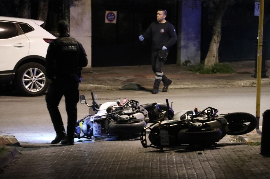 Διαρρήκτες εμβόλισαν μηχανές της ΕΛ.ΑΣ και τραυμάτισαν αστυνομικούς