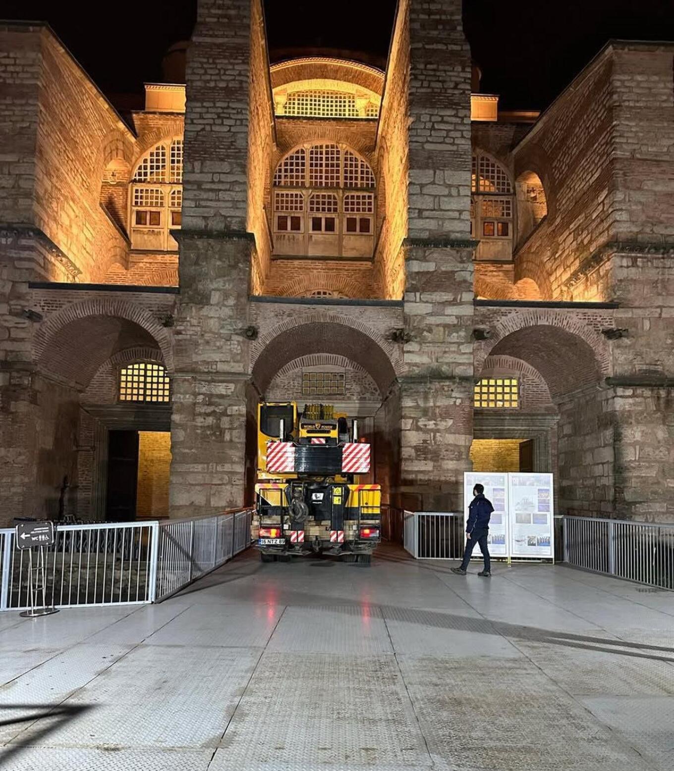 Ανησυχία για την Αγία Σοφιά - Φωτογραφίες με βαριά οχήματα μέσα στο ναό 