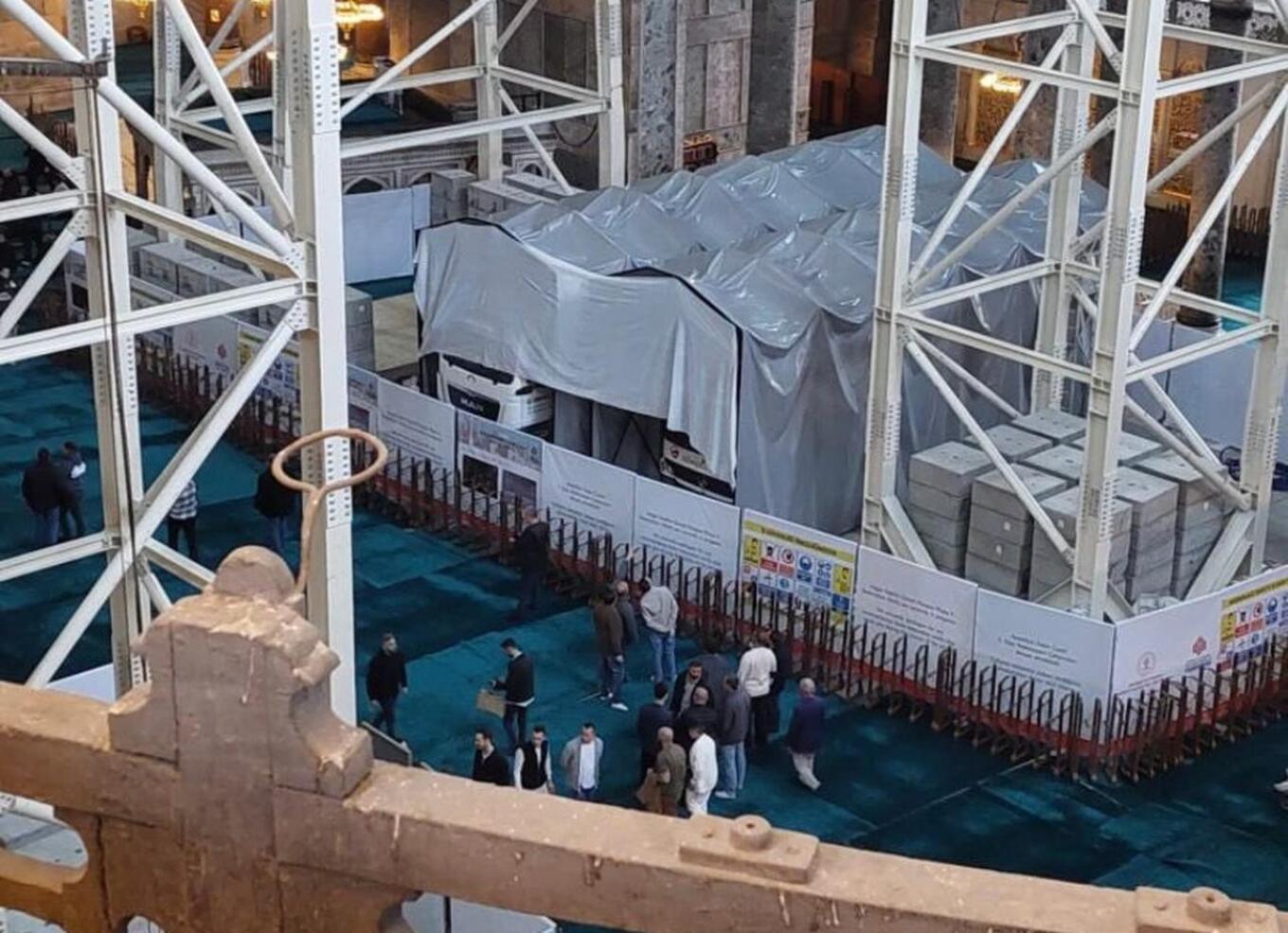 Ανησυχία για την Αγία Σοφιά - Φωτογραφίες με βαριά οχήματα μέσα στο ναό 