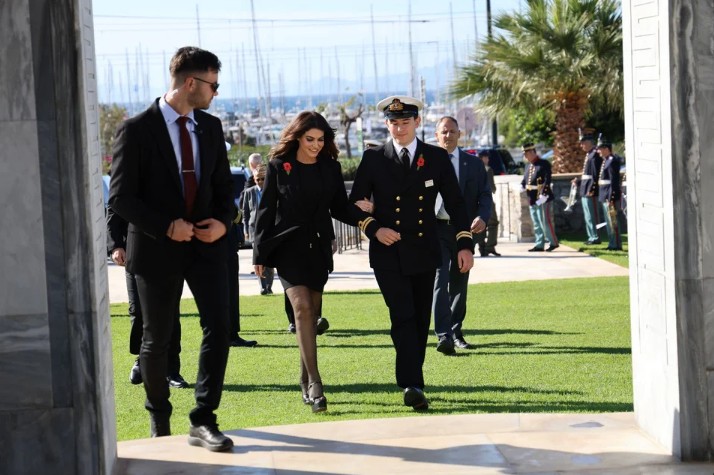 Η Γκίλφοϊλ κατέθεσε στεφάνι στο μνημείο πεσόντων των δύο Παγκοσμίων Πολέμων