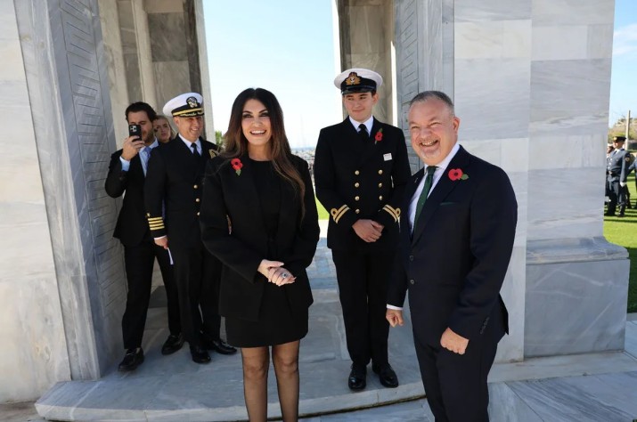 Η Γκίλφοϊλ κατέθεσε στεφάνι στο μνημείο πεσόντων των δύο Παγκοσμίων Πολέμων