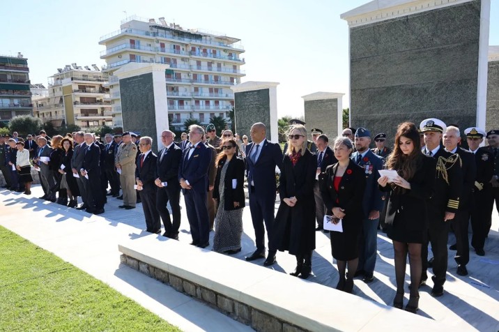 Η Γκίλφοϊλ κατέθεσε στεφάνι στο μνημείο πεσόντων των δύο Παγκοσμίων Πολέμων