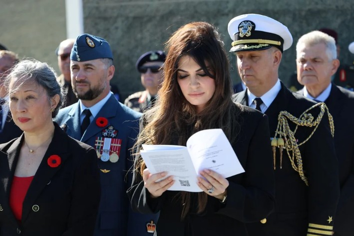 Η Γκίλφοϊλ κατέθεσε στεφάνι στο μνημείο πεσόντων των δύο Παγκοσμίων Πολέμων