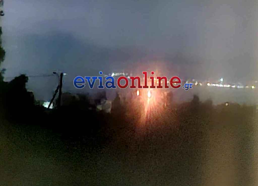 Χαλκίδα: Φωτιά σε κολώνα της ΔΕΗ από τους κεραυνούς