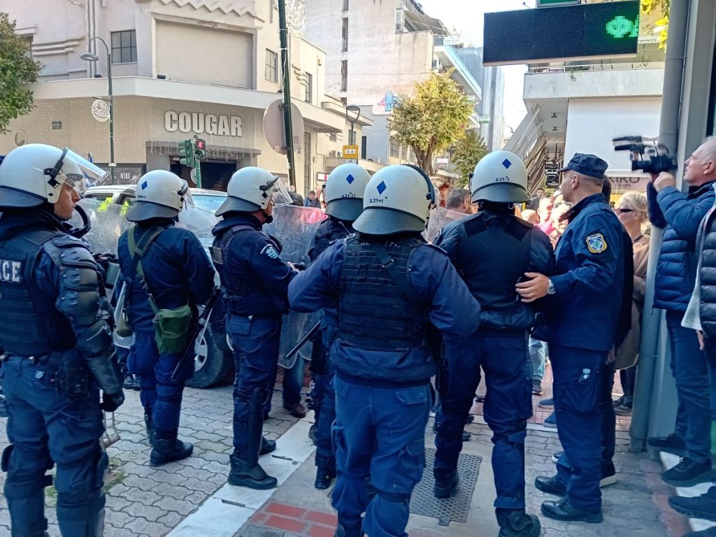 Λάρισα: Διαμαρτυρία κτηνοτρόφων στο γραφείο του Κέλλα