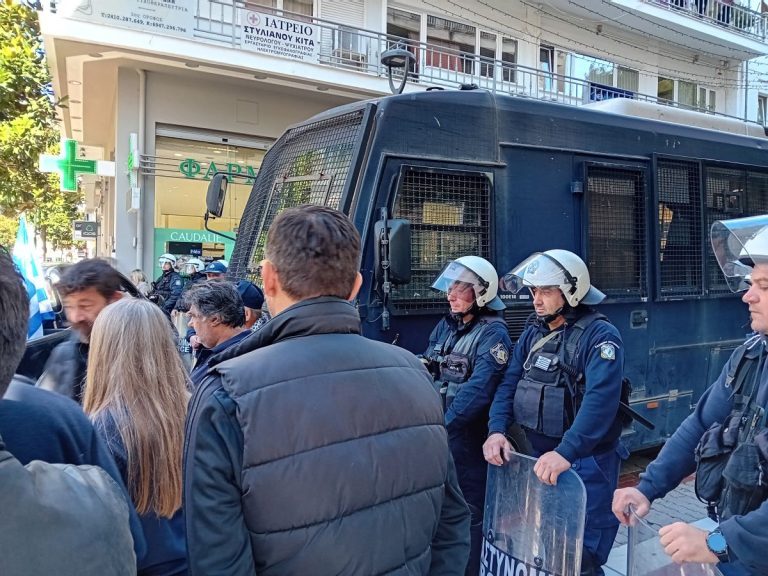 Λάρισα: Διαμαρτυρία κτηνοτρόφων στο γραφείο του Κέλλα