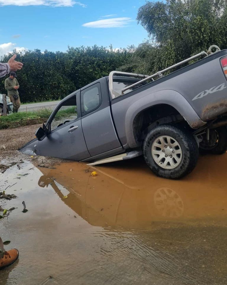 Λακωνία: Η λάσπη «κατάπιε» αυτοκίνητο, κινδύνευσε ο οδηγός  – Ζημιές σε καλλιέργειες (Photos)