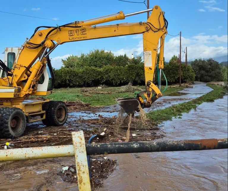 Λακωνία: Η λάσπη «κατάπιε» αυτοκίνητο, κινδύνευσε ο οδηγός  – Ζημιές σε καλλιέργειες (Photos)