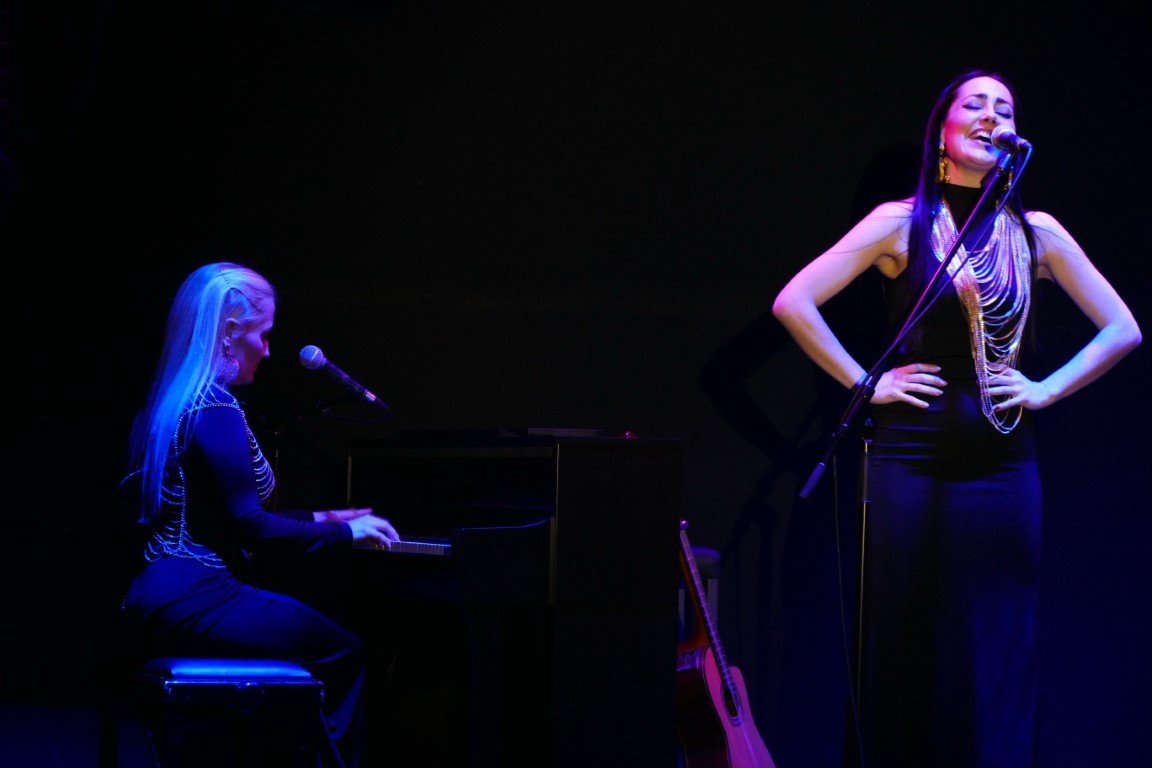 Η Ελένη και η Σουζάνα Βουγιουκλή στο «THEATRE OF THE NO»