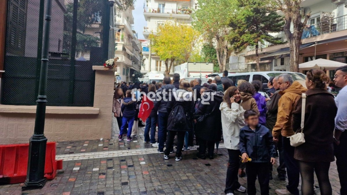 <iframe width="600" height="338" src="https://www.youtube.com/embed/2_TIQ2v0KRA" title="Thestival.gr Τουριστικά λεωφορεία στην Αγίου Δημητρίου για την επέτειο θανάτου του Κεμάλ " frameborder="0" allow="accelerometer; autoplay; clipboard-write; encrypted-media; gyroscope; picture-in-picture; web-share" referrerpolicy="strict-origin-when-cross-origin" allowfullscreen></iframe>