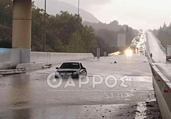 Πρόβλημα και στην Εθνική Οδό Τριπόλεως Καλαμάτας προκάλεσαν οι έντονες βροχοπτώσεις. Το πρωί της Δευτέρας ο αυτοκινητόδρομος έκλεισε για λίγη ώραστο ύψος των Παραδεισίων Αρκαδίας έκλεισε καθώς είχε πλημμυρίσει. Σύμφωνα με το tharrosnews.gr, σημειώθηκε και τροχαίο ατύχημα, ενώ χρειάστηκε και ο απεγκλωβισμός επιβατών.