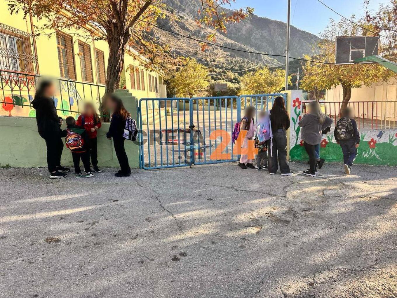 Με την παρουσία ψυχολόγων και κοινωνικών λειτουργών, επαναλειτούργησαν σήμερα τα σχολεία στα Βορίζια Ηρακλείου στην Κρήτη, δέκα ημέρες μετά το μακελειό. Την περασμένη εβδομάδα τα σχολεία παρέμειναν κλειστά και τα μαθήματα διεξάγονταν μέσω τηλεκπαίδευσης. Σήμερα οι μαθητές επέστρεψαν στις τάξεις και όπως είπαν, ήθελαν πολύ να ανοίξουν τα σχολεία ξανά. Η επιστροφή στην κανονικότητα γίνεται σταδιακά και σύμφωνα με ανακοίνωση της υπουργού Παιδείας Σοφίας Ζαχαράκη, οι ψυχολόγοι και κοινωνικοί λειτουργοί θα παραμ