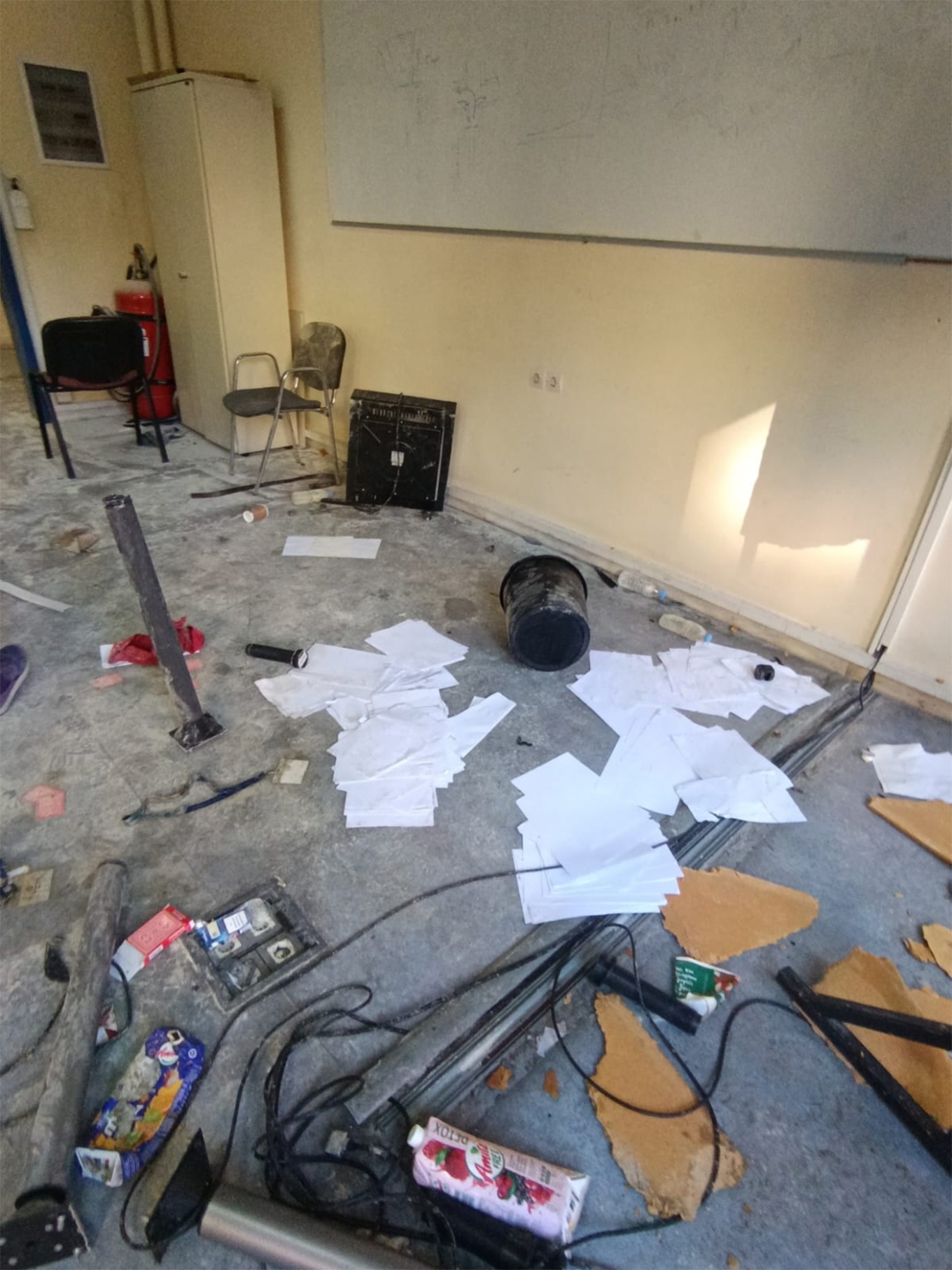 Πολυτεχνείο: Επεισόδια με ζημιές και ξυλοδαρμούς μέσα στο κτήριο