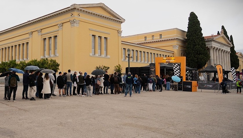 Πλήθος κόσμου έσπευσε να δει από κοντά το showcar της McLaren F1 Team στο Ζάππειο Μέγαρο