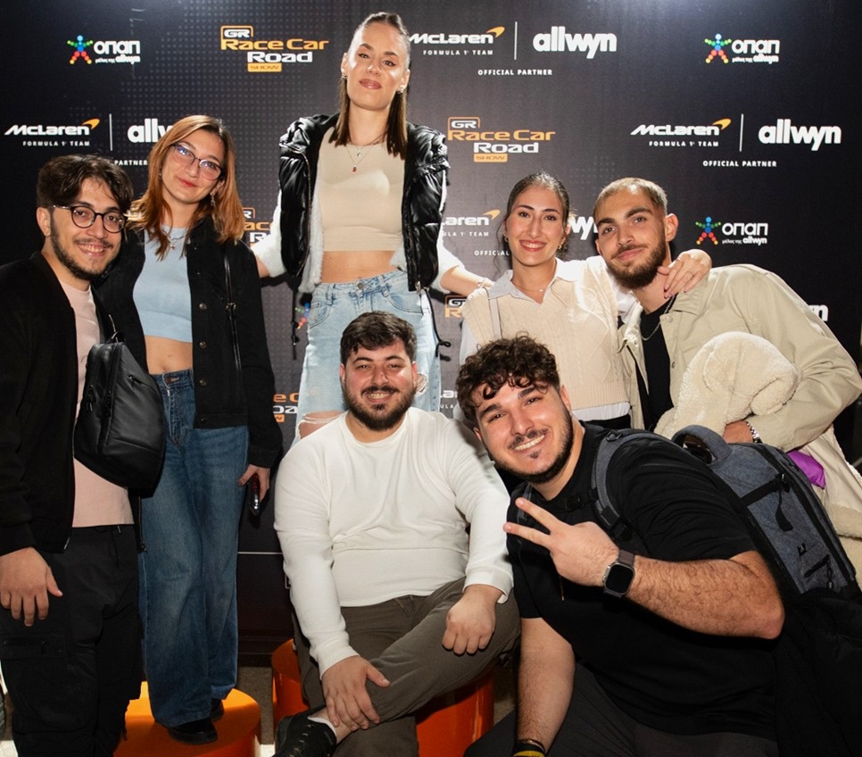 Αναμνηστικές φωτογραφίες στο μοναδικό για τα ελληνικά δεδομένα Roadshow