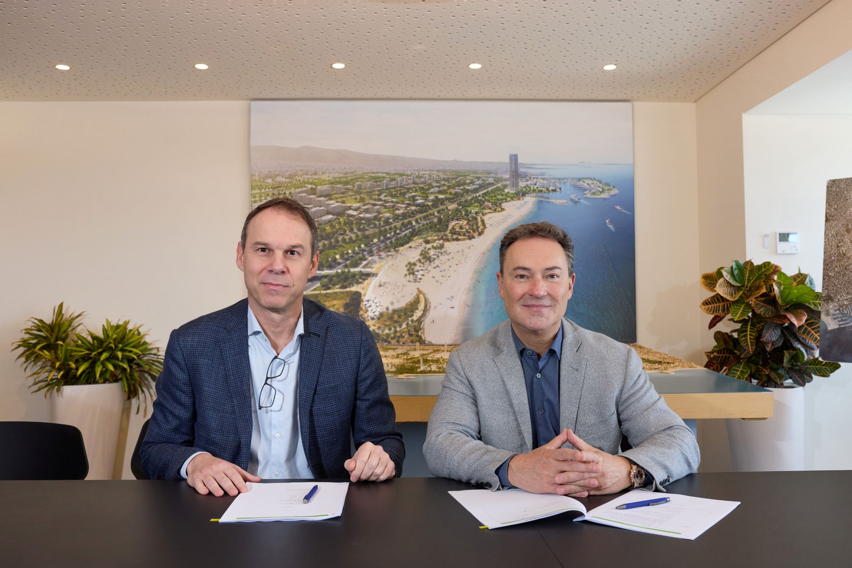 LAMDA Development – COSMOTE TELEKOM-1&2 (από αριστερά): Κώστας Νεμπής – Πρόεδρος & Διευθύνων Σύμβουλος Ομίλου ΟΤΕ, Οδυσσέας Αθανασίου - CEO LAMDA Development.