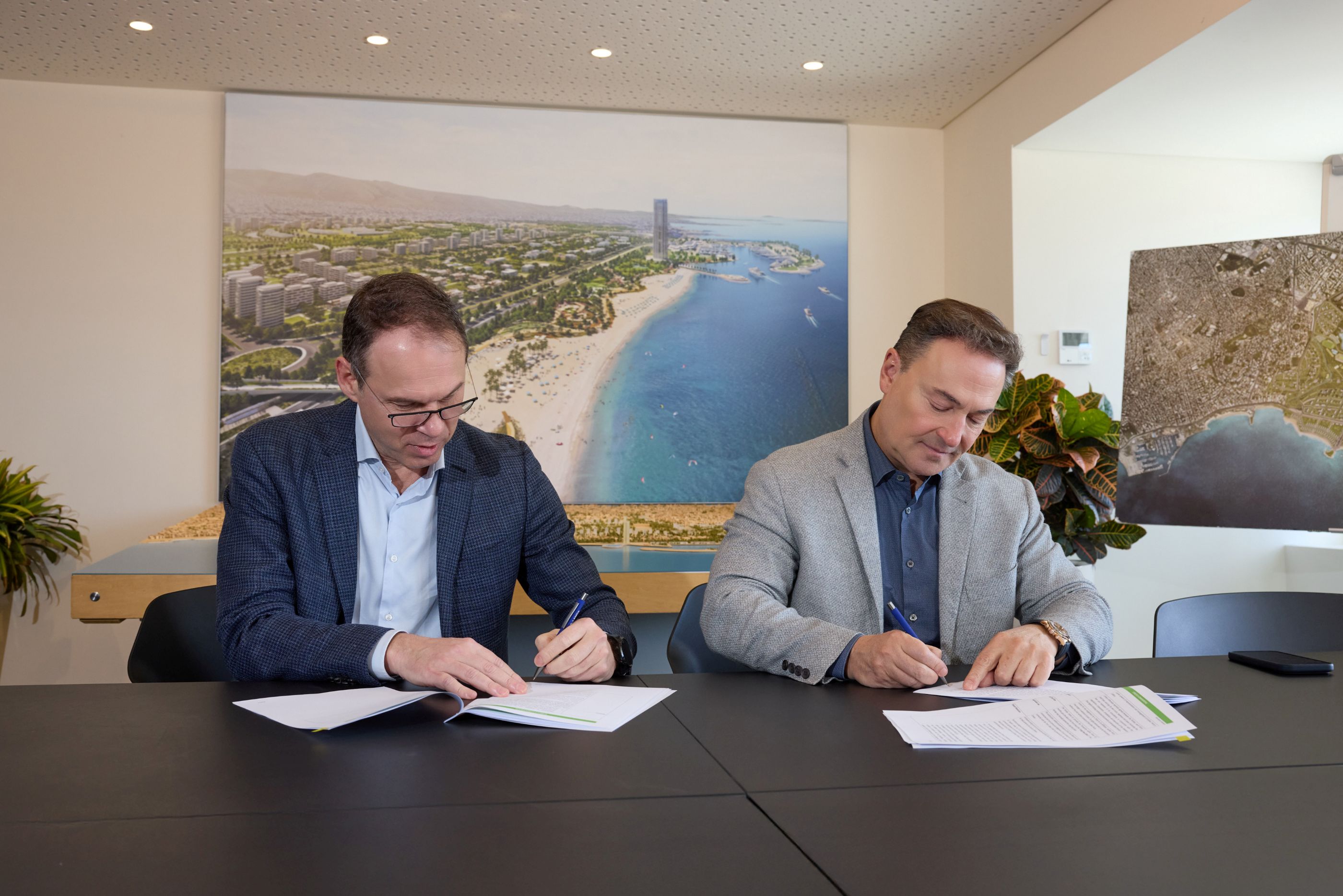 LAMDA Development – COSMOTE TELEKOM-1&2 (από αριστερά): Κώστας Νεμπής – Πρόεδρος & Διευθύνων Σύμβουλος Ομίλου ΟΤΕ, Οδυσσέας Αθανασίου - CEO LAMDA Development.