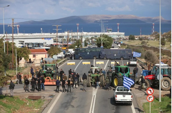 Ηράκλειο: Αγρότες επιχείρησαν να αποκλείσουν το αεροδρόμιο