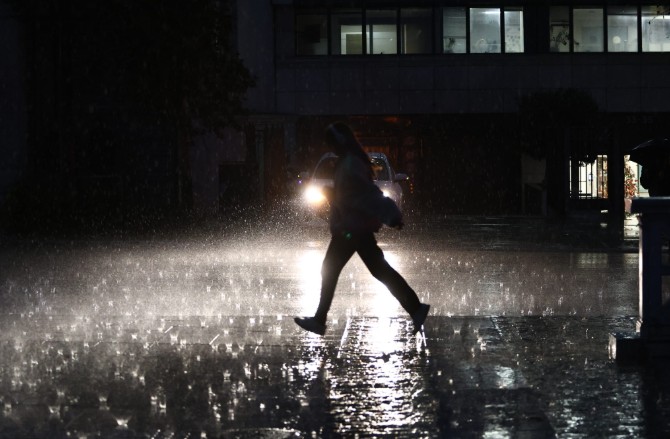 Άνοιξαν οι ουρανοί στην Αττική