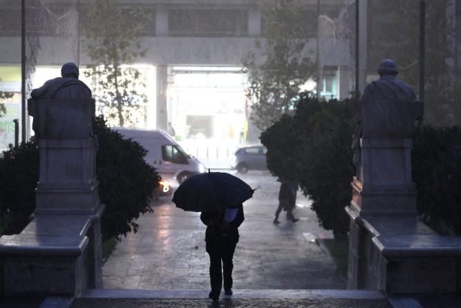 Άνοιξαν οι ουρανοί στην Αττική