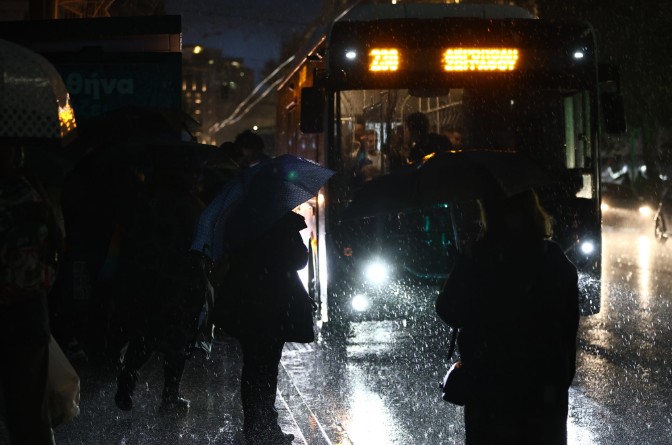 Άνοιξαν οι ουρανοί στην Αττική