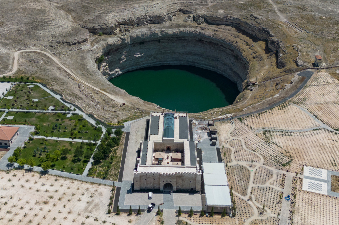 Πελώριες καταβόθρες έχουν δημιουργηθεί στο Ικόνιο της Τουρκίας