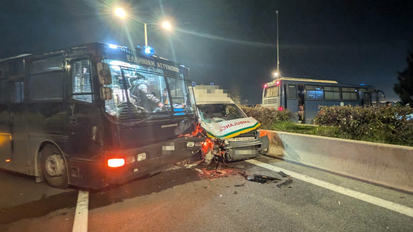 Λάρισα: Ασθενοφόρο έπεσε πάνω σε κλούβα της Αστυνομία στον Πλατύκαμπο