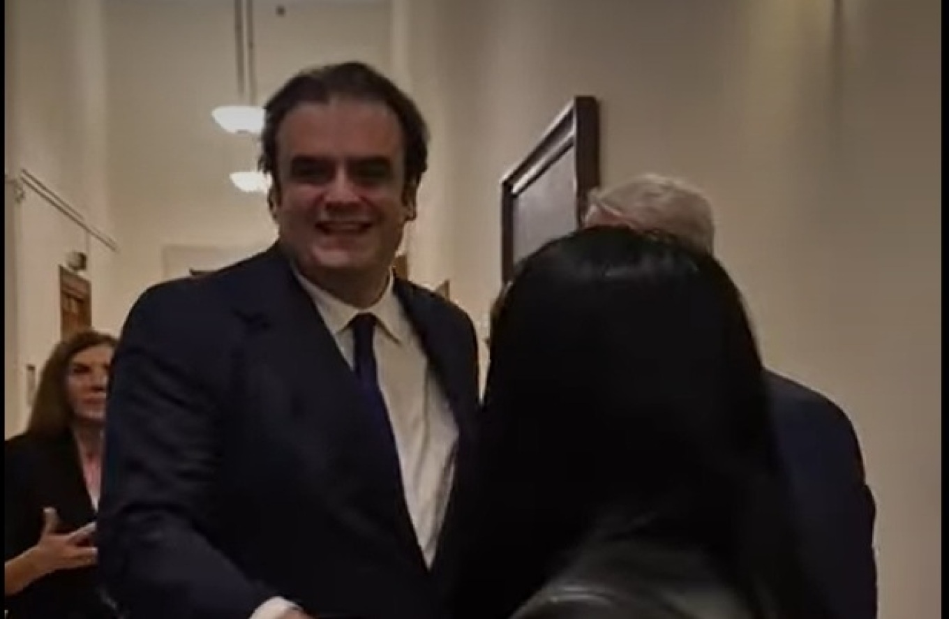 Στη Βουλή έφτασε το απόγευμα της Παρασκευής ο υπουργός Εθνικής Οικονομίας, Κυριάκος Πιερρακάκης για να συμμετάσχει στη συζήτηση για τον προϋπολογισμό του 2026 που ξεκινάει σήμερα.  Ο νέος πρόεδρος του Eurogroup δέχτηκε τα συγχαρητήρια υπαλλήλων και δημοσιογράφων για τη χθεσινή εθνική επιτυχία στις Βρυξέλλες λίγο πριν μπει στην αίθουσα της Ολομέλειας.