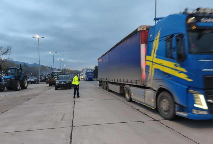 Άνοιξε ο μεθοριακός σταθμός του Προμαχώνα για τα φορτηγά