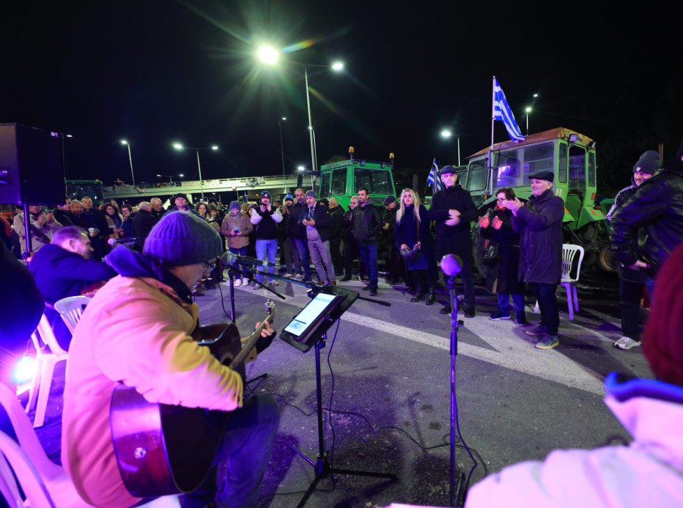Ρεβεγιόν στα μπλόκα για τους αγρότες
